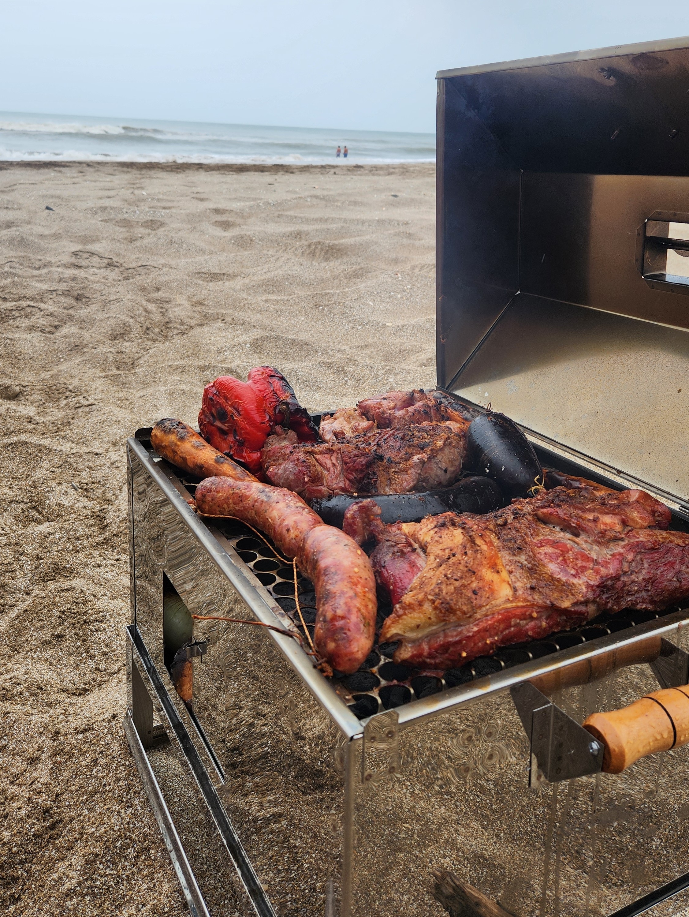 Parrilla en la playa al atardecer