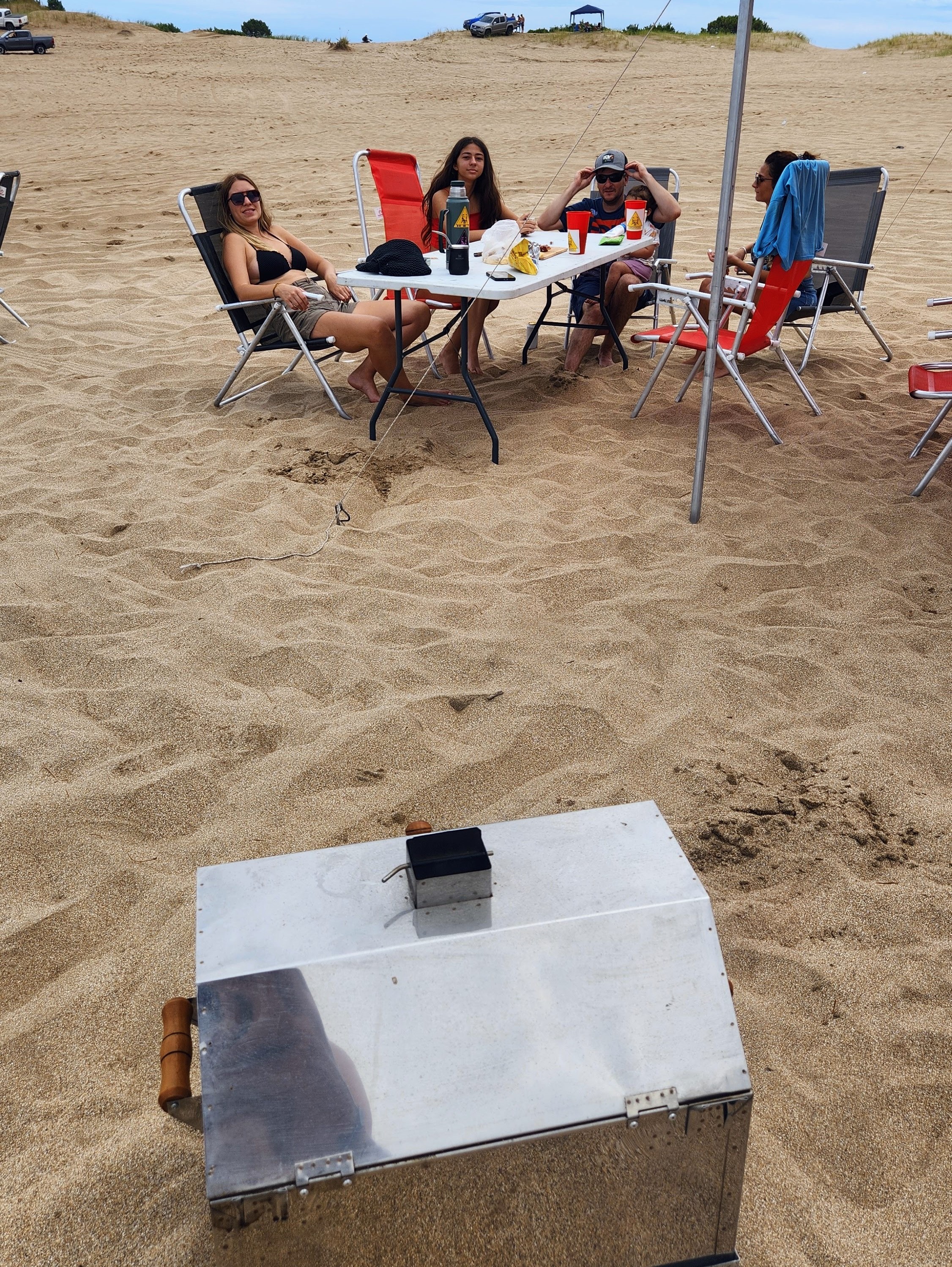 Parrilla con amigos en camping